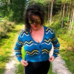 plus size good vibes langermet cardigan med sikksakk mønster CA3113 Laila Ramona Hauge