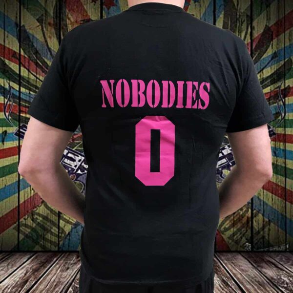 nobodies svart t-skjorte med rosa trykk 510-991