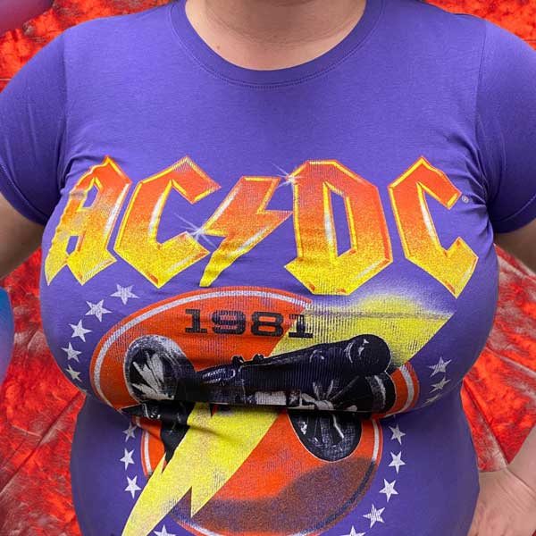 Laila Ramona fra RiffRaff.no har på seg en lilla AC/DC dame t-skjorte For Those About To Rock '81 fra Rock Off i størrelse XL ACDCTS75LPU