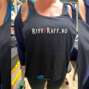 Svart singlet med RiffRaff.no logo RR1 Laila Ramona legger toppen opppå bysten og viser den frem