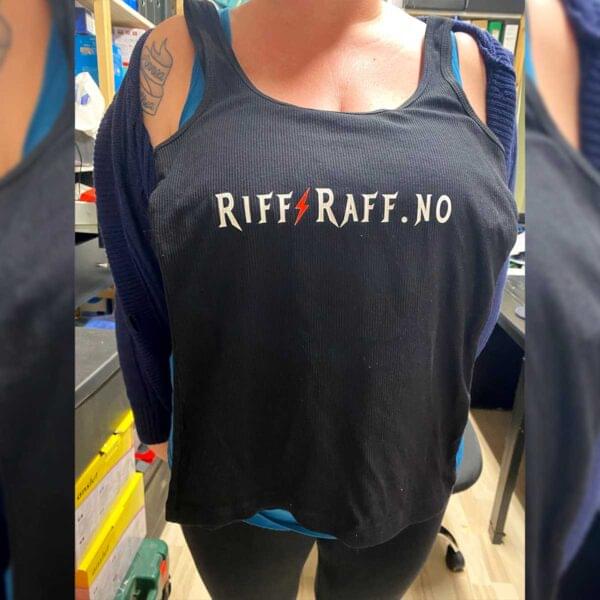 Svart singlet med RiffRaff.no logo RR1 Laila Ramona legger toppen opppå bysten og viser den frem