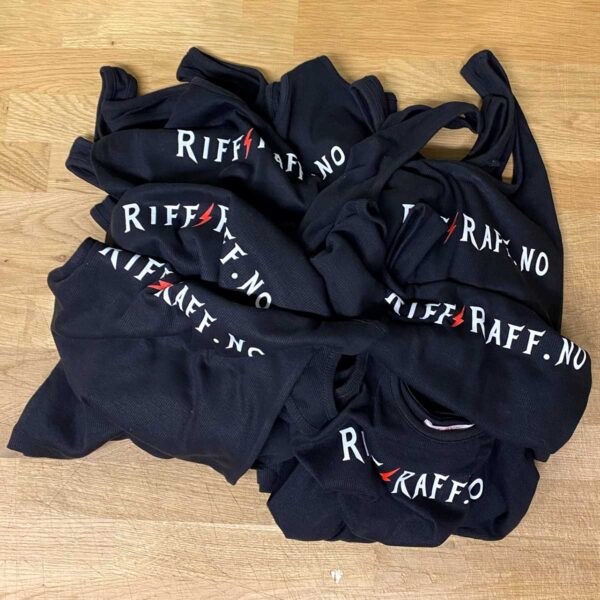 En haug med svarte singleter med RiffRaff.no logo RR1