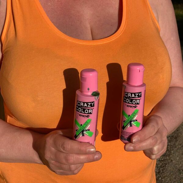 Facebook Giveaway Laila Ramona holder 2 stykk flasker med grønn Toxic semi-permanent hårfarge fra Crazy Color