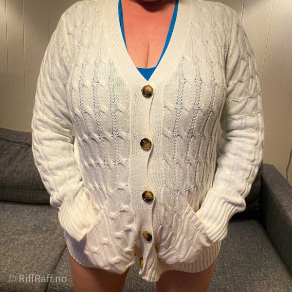 Facebook Giveaway Laila Ramona ikledd hvit strikkejakke til kvelds som passer bra til frodige kvinner