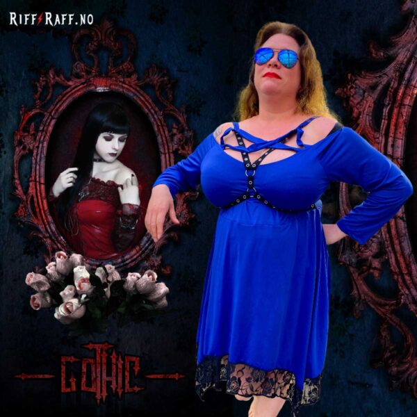 Facebook Giveaway Laila Ramona poserer foran et speil iført en blå kjole i gotisk stil