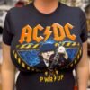 AC/DC Angus Triangle Ex EU Tour 2024 dameskjorte ACDCTS131LB Rock Off RiffRaff.no Laila Ramona bruker størrelse M på bildet