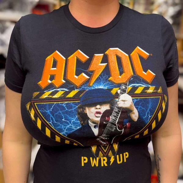 AC/DC Angus Triangle Ex EU Tour 2024 dameskjorte ACDCTS131LB Rock Off RiffRaff.no Laila Ramona bruker størrelse M på bildet
