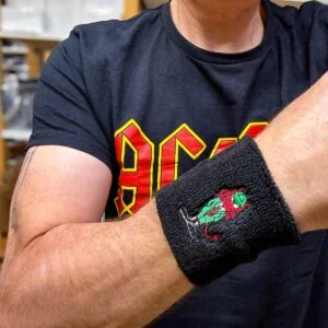 AC/DC svettebånd med brodert Angus Devil logo Wb047 Rock Off RiffRaff.no